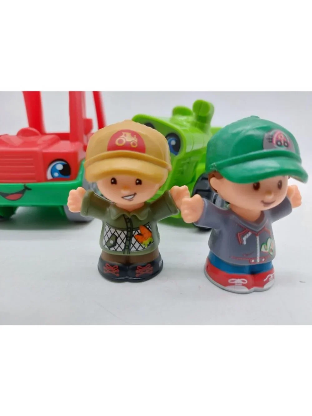 Fisher Price Little People Helpful Harvester Green Tractor Car 2 Figures